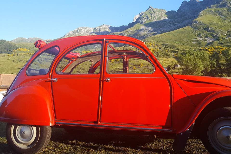 Citroën 2CV en rojo