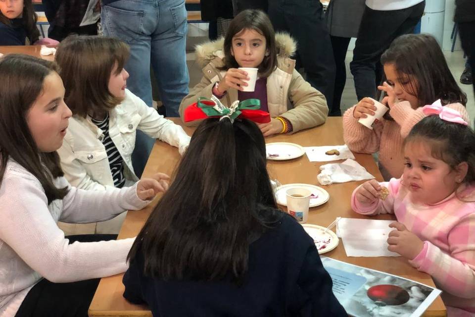 Chocolatada en Colegio NS Rosario