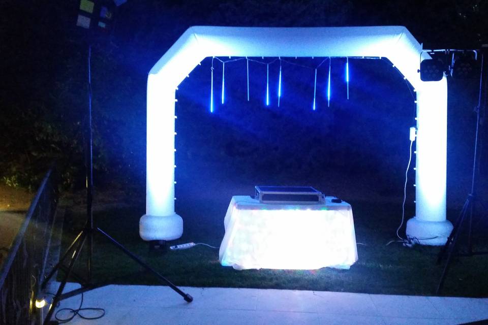 Arco de luz con cabina de DJ