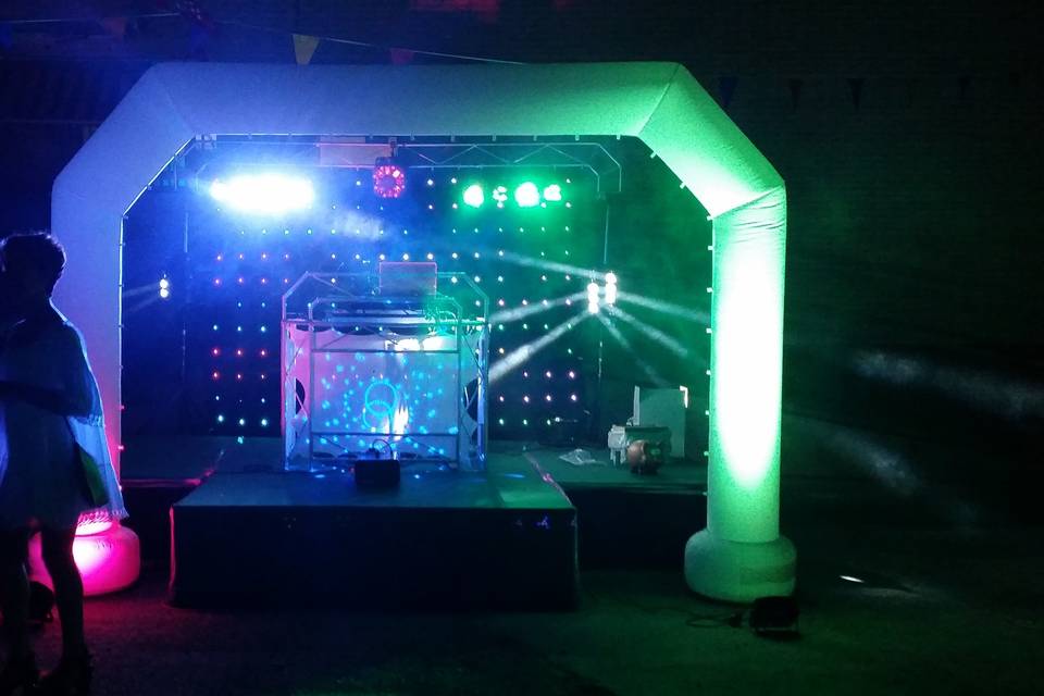 Arco iluminado con telón de LEDS