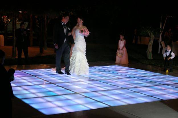 Baile de novios en piso iluminado
