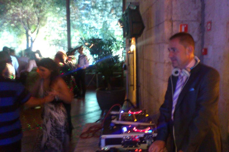 DJ pinchando en boda