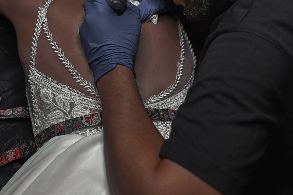 Novia tatuándose
