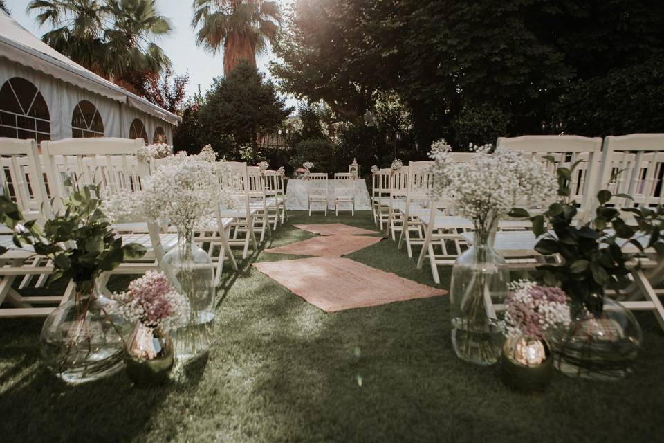 Ceremonia civil en el jardín