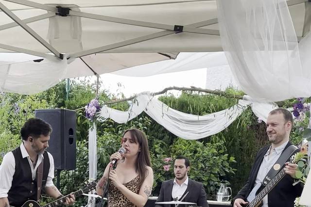 La banda al completo en una boda