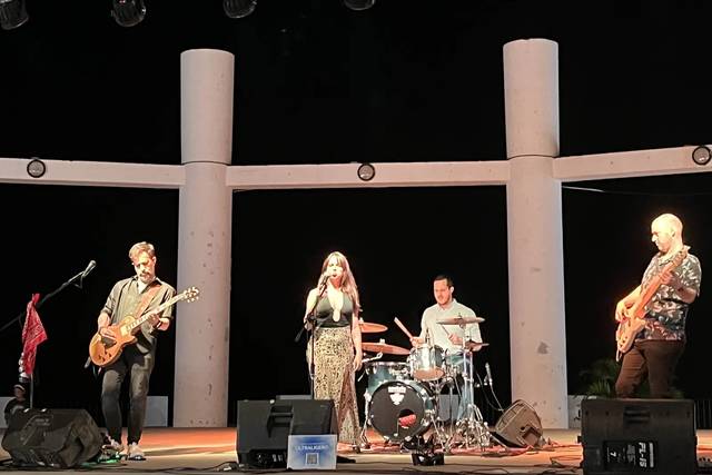Escenario al aire libre, plano general