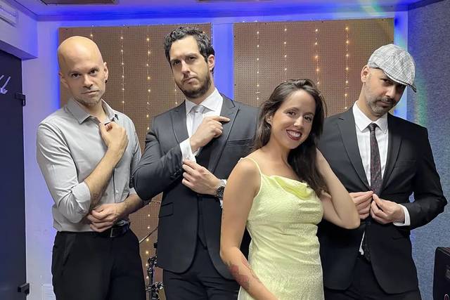 Los cuatro de traje