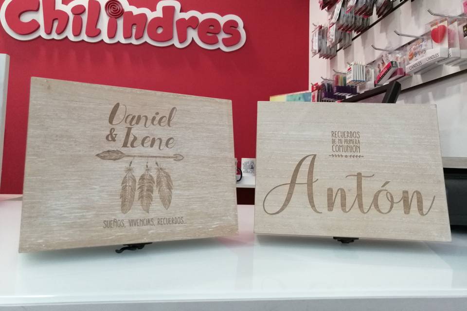 Cajas de madera con nombres