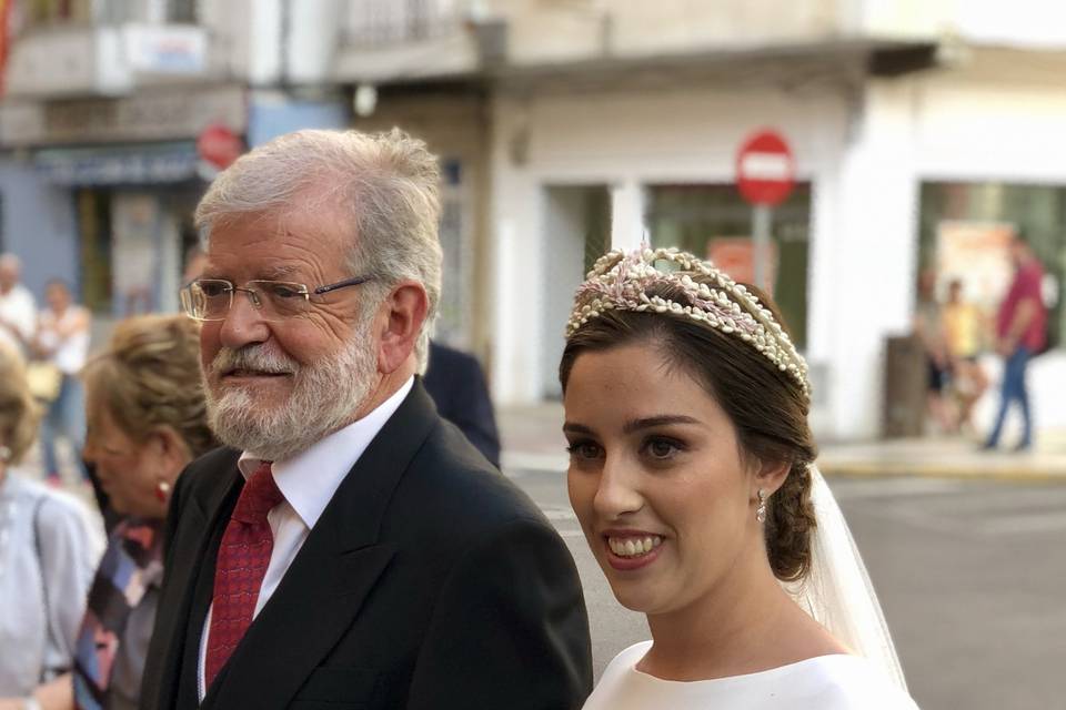 Novias a la entrada de la iglesia