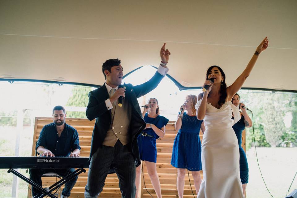 Actuación entrada novios
