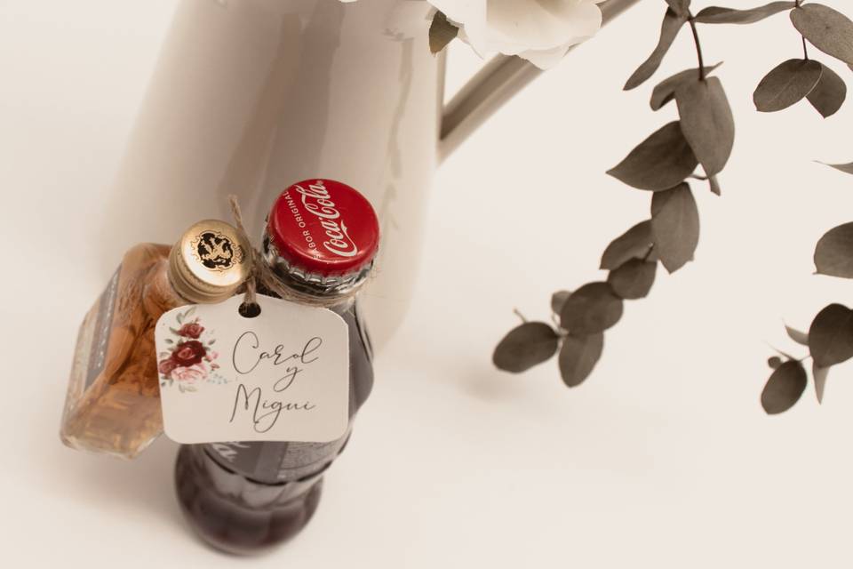 Detalles botella ron y Coca-Cola
