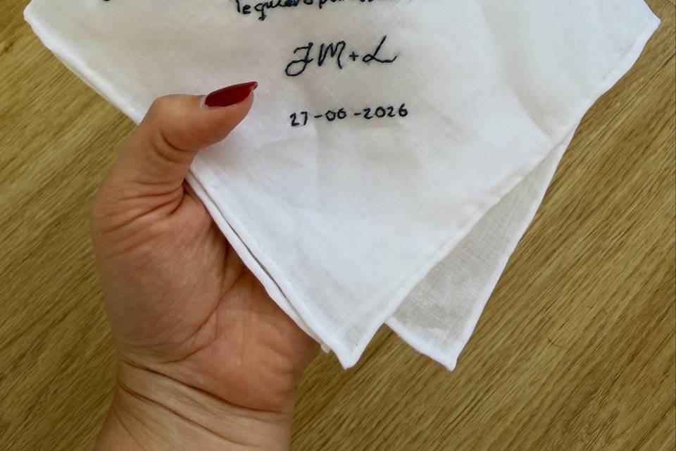 Pañuelo bordado a mano