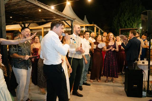 Víctor cantando con el público