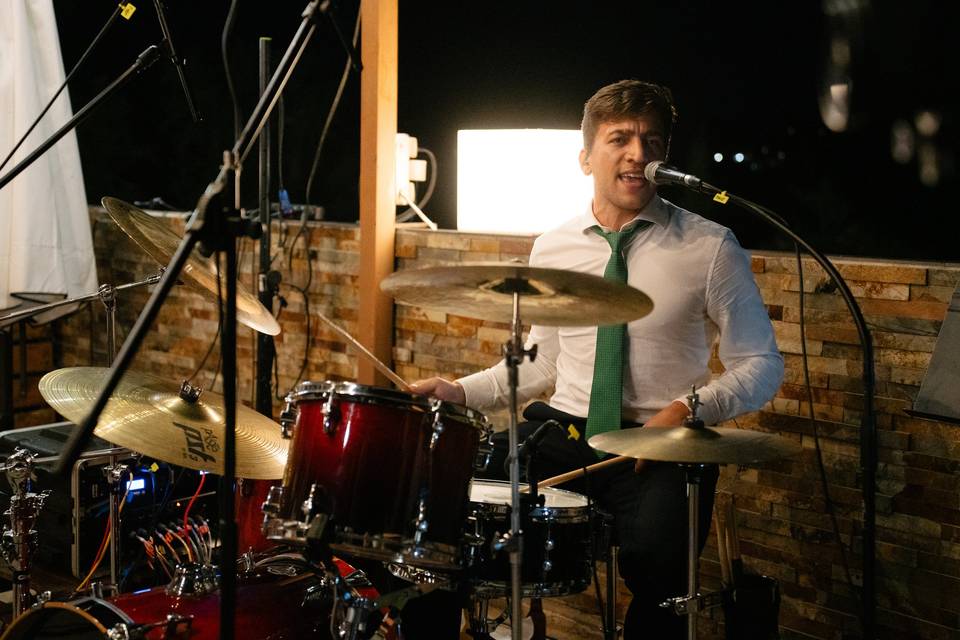 Víctor - batería y voz
