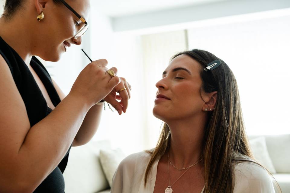 Maquilladora_aplicando_maquillaje_rostro_novia_vivienda