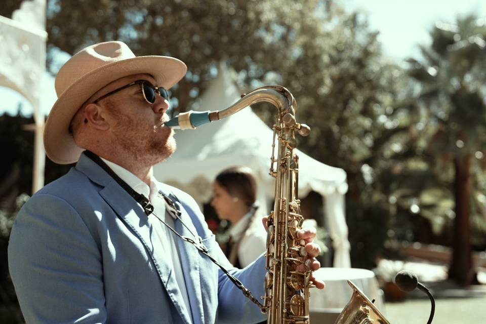 Saxofonista interpretó Peaches en una boda y es el sueño