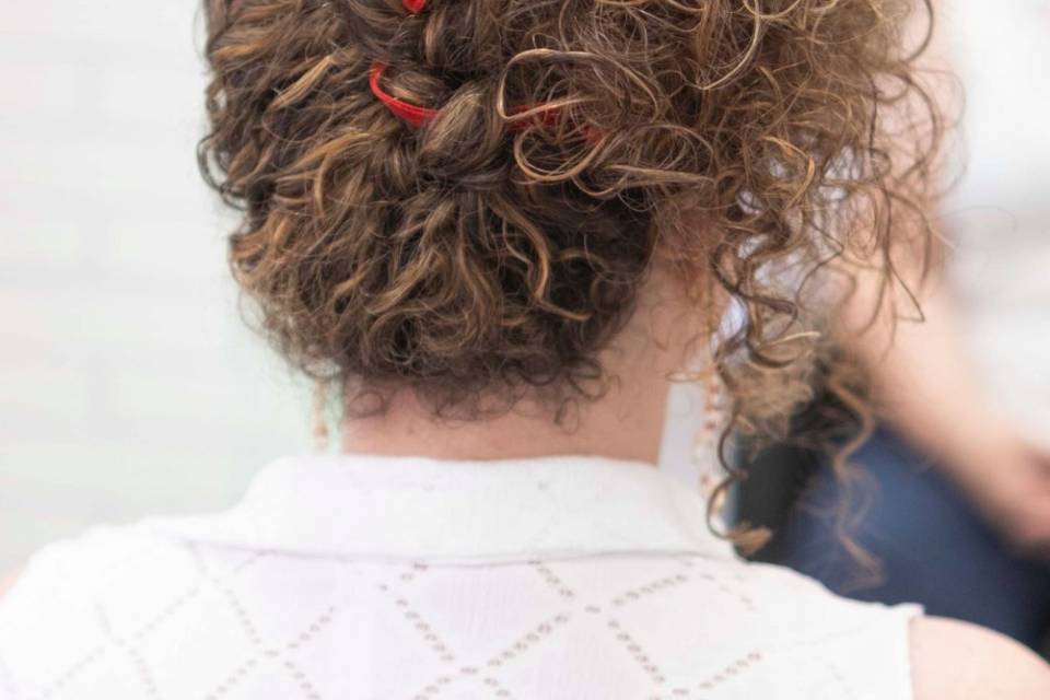 Recogido con pelo rizado