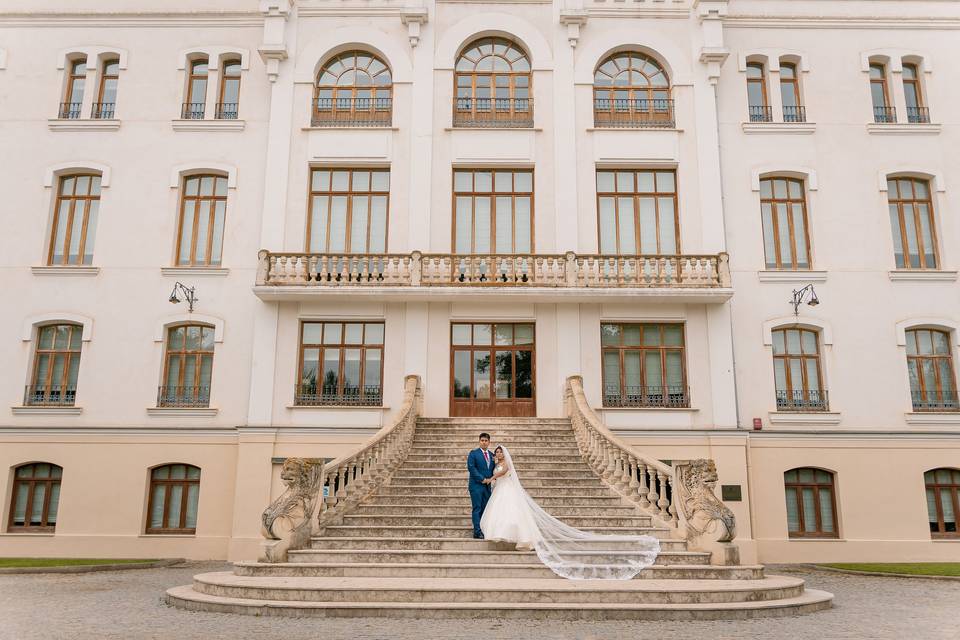 Los novios en la escalinata