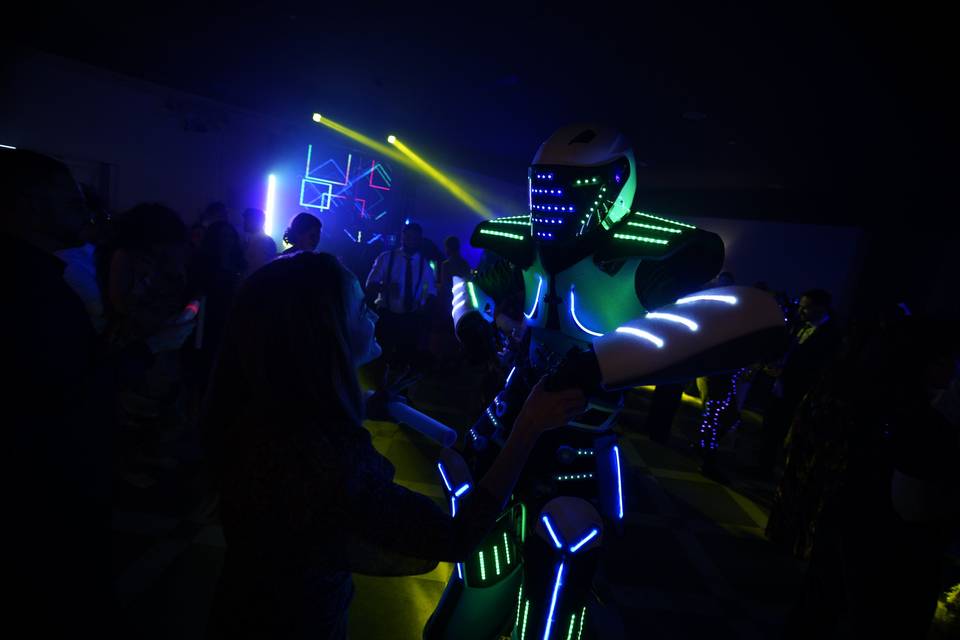 Bailando con Robot Zancudo LED