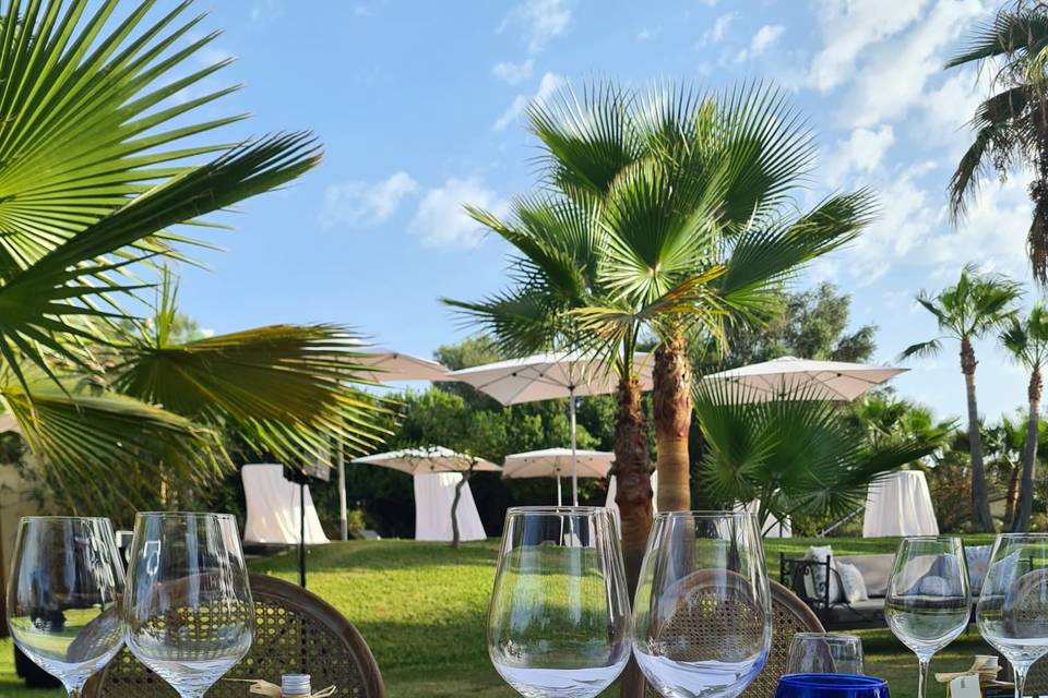 Montaje de mesa en jardin
