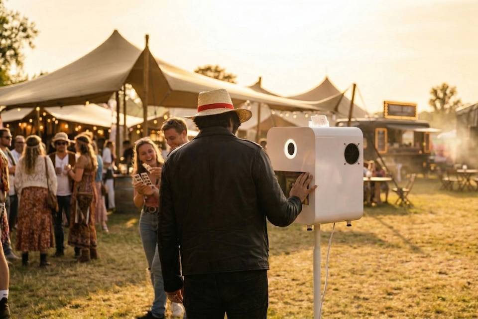 Ambiente de boda con fotomatón