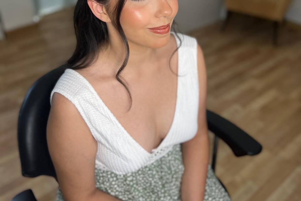 Peinado y maquillaje
