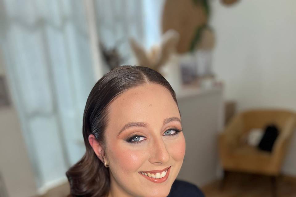 Peinado y maquillaje