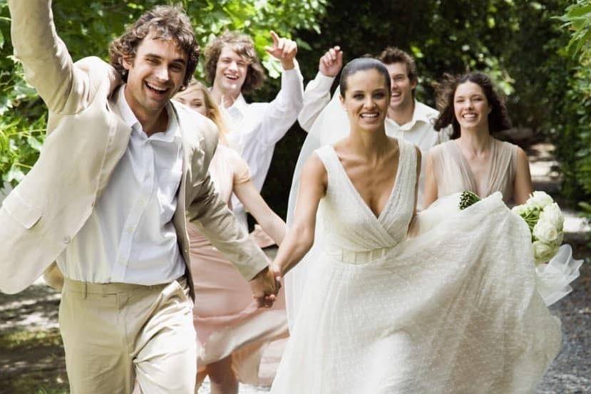 Novios en plena naturaleza