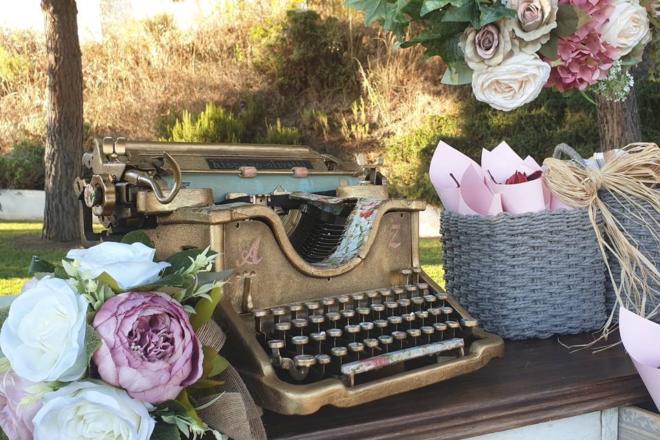 Máquina de escribir y pétalos