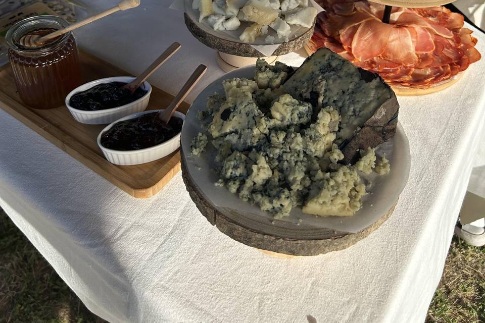 Mesa de quesos y embutidos.