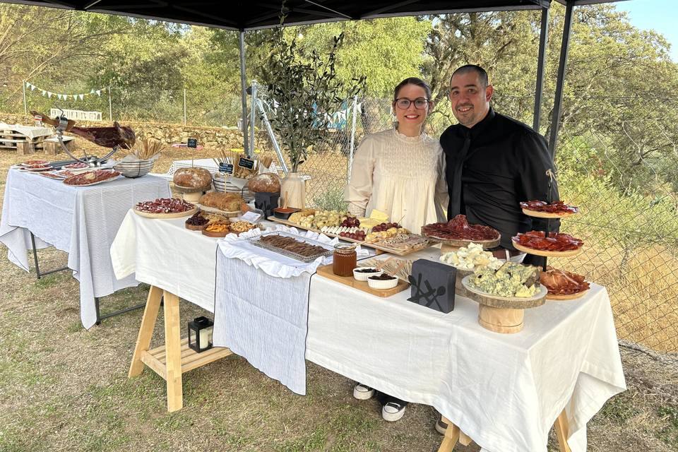 Mesa de quesos y embutidos.