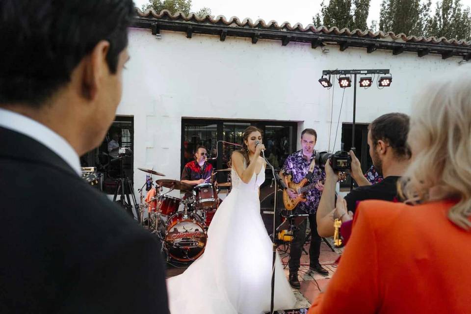 Novia cantando