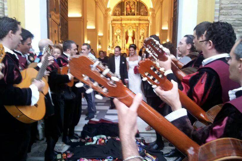 Los novios entre guitarras