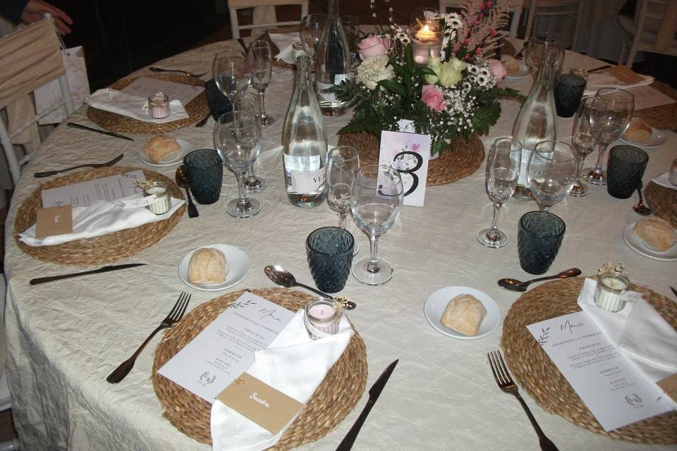 Decoración sencilla en mesa handmade