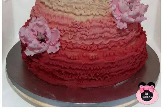 Tarta de boda con volantes frosting