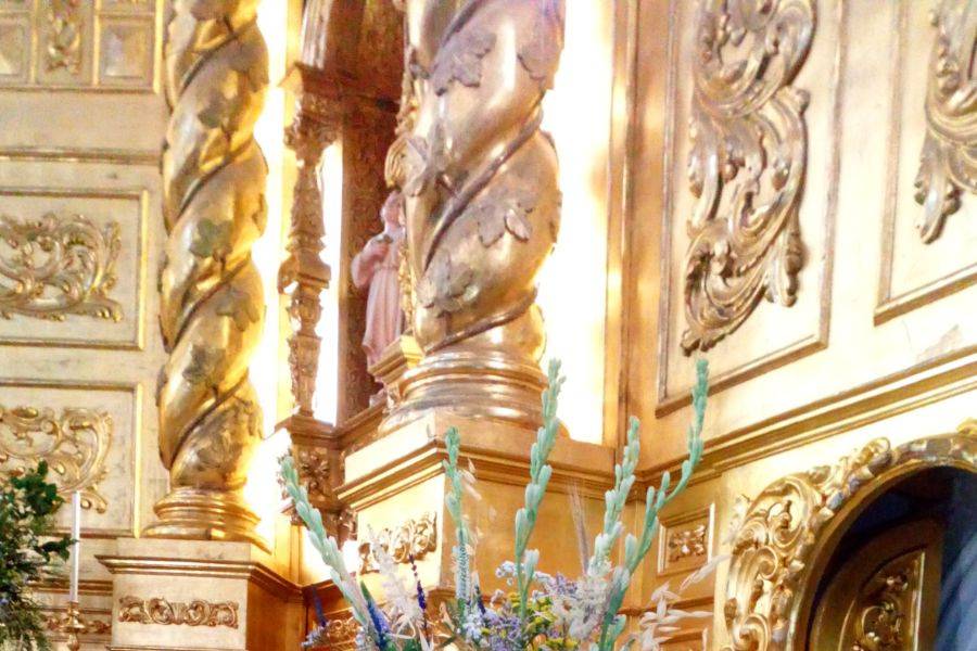 Cesta flores columna altar
