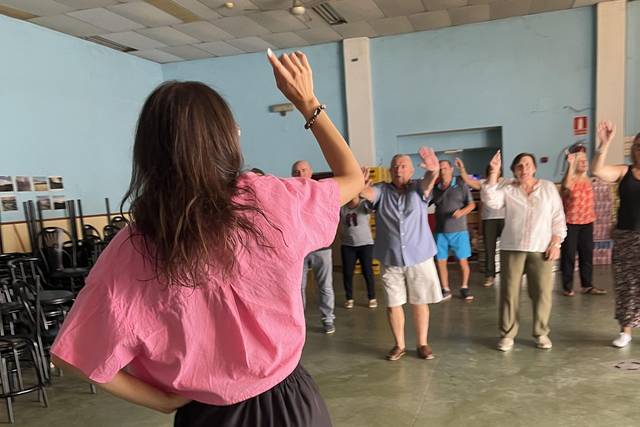 Raquel dando un taller