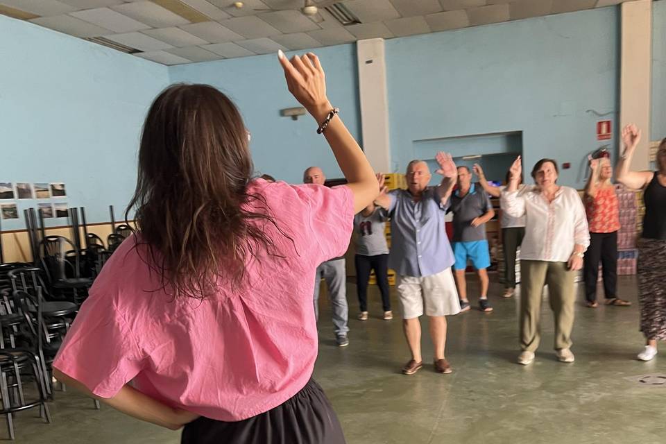 Raquel dando un taller