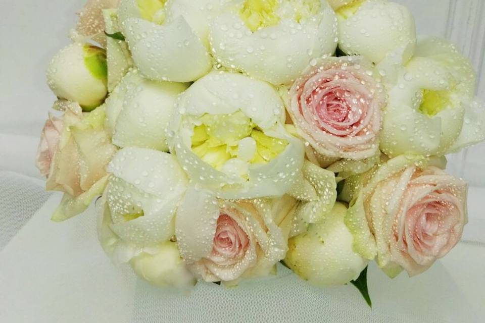 Bouquet de peonias y rosas