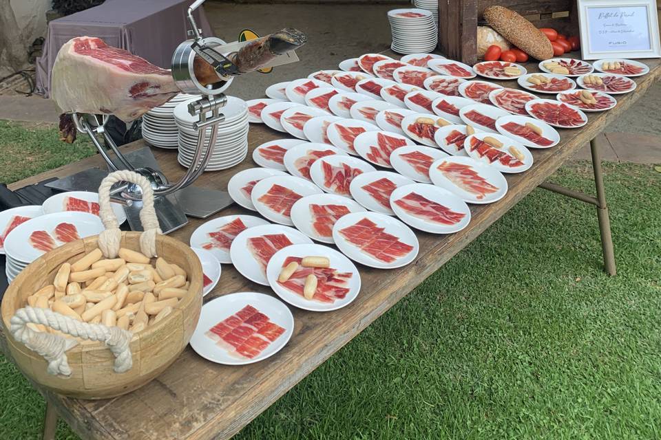 Mesa con platos redondos