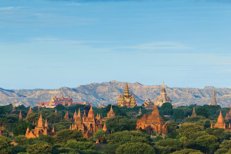Los templos de bagan al amanecer en myanmar