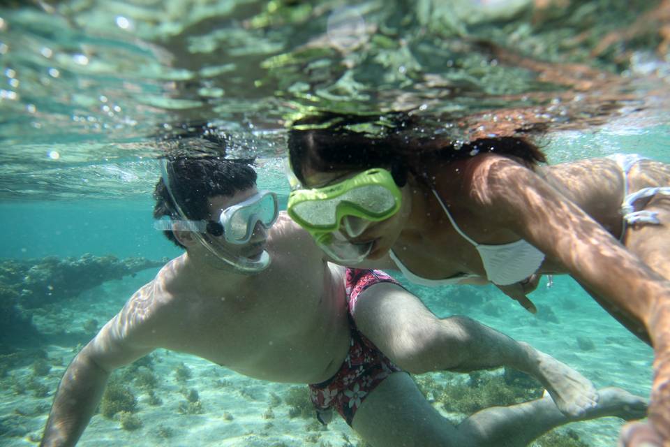 Pareja buceando en aguas del caribe