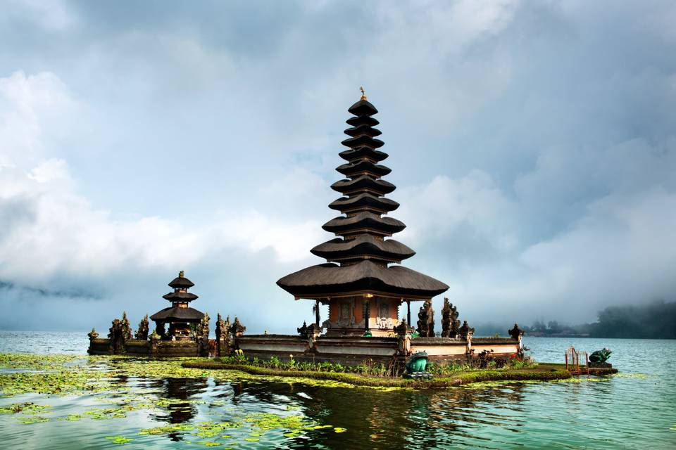 Templo pura ulun danu bratan en bali, indonesia