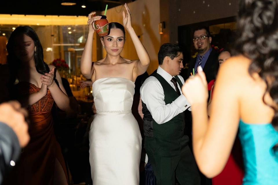 La novia bailando en su boda