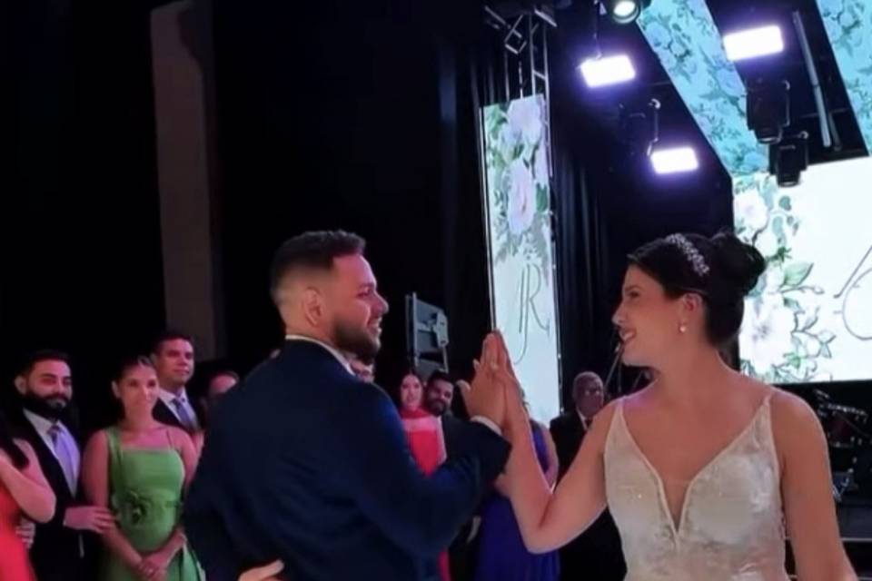 Miradas y baile sorprendente
