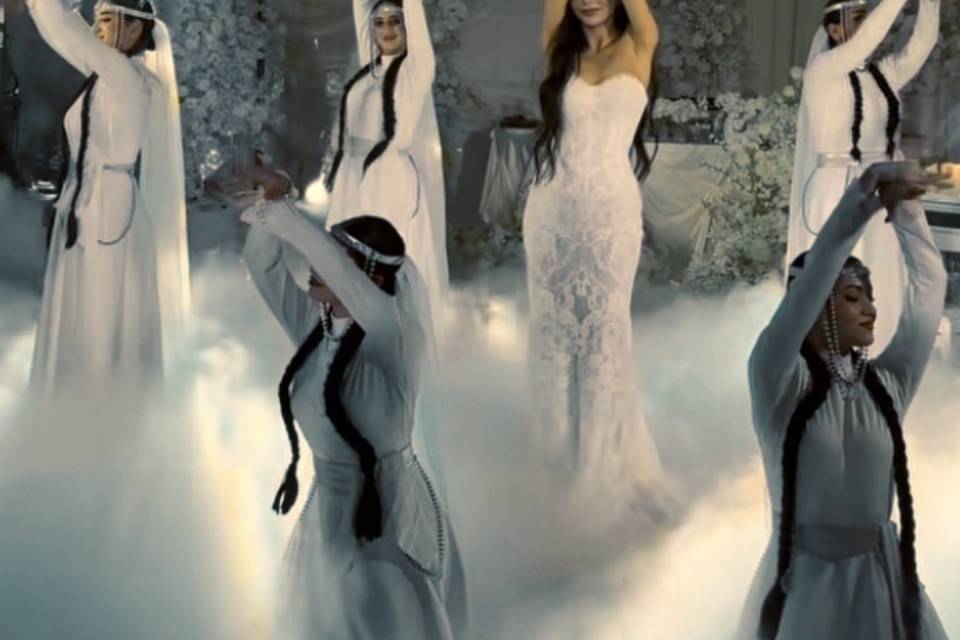 Novia bailando con damas