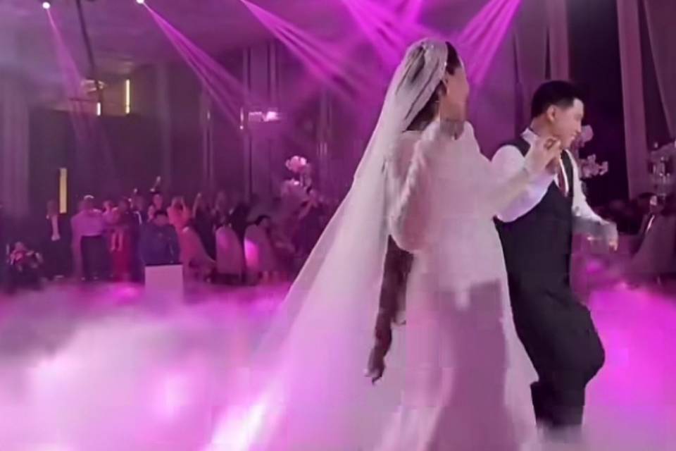 Los novios comienzan a bailar