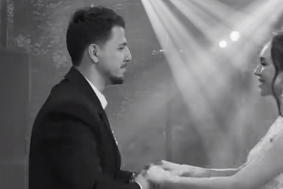 Emoción del novio bailando