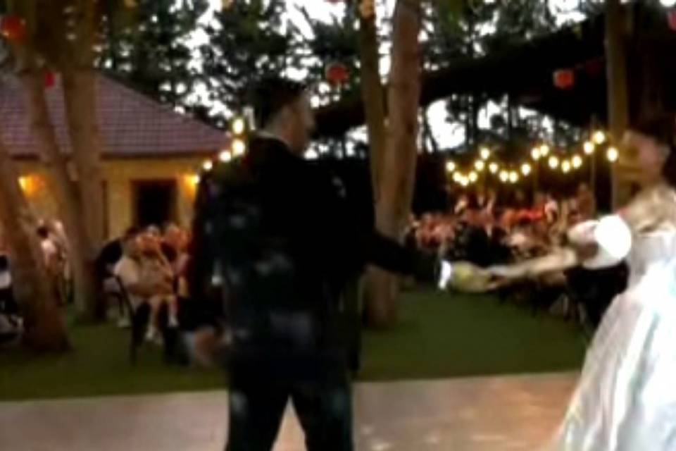 Baile juntos y miradas