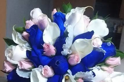 Ramo de rosas azules